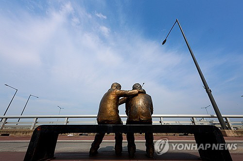서울 마포대교에 설치된 '한 번만 더' 동상 모습.<연합뉴스>